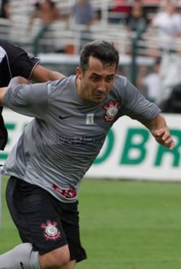 Sem espaço no Timão, Douglas entra na mira do Vasco para camisa 10
