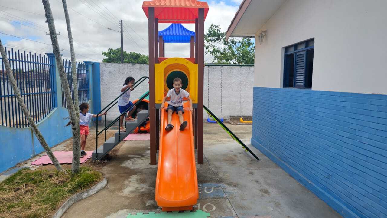 VÍDEO: Prefeito Availdo Azevedo visita creche em Mata Velha e destaca investimento de R$ 150 mil em parquinhos e equipamentos